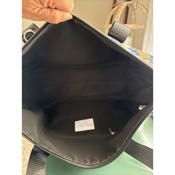 Alice+Olivia DuffleBag Regal Romance Travel Detachable Strap Pockets 16x6x11 NWT - Picture 16 of 16